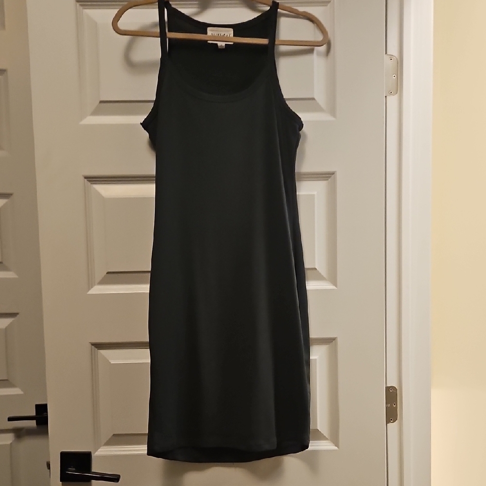 Olive & Oak Black Sleeveless Midi Dress